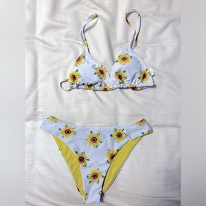 Nice yelow and white stylish sunflower bathing suit to keep you cool in summer!